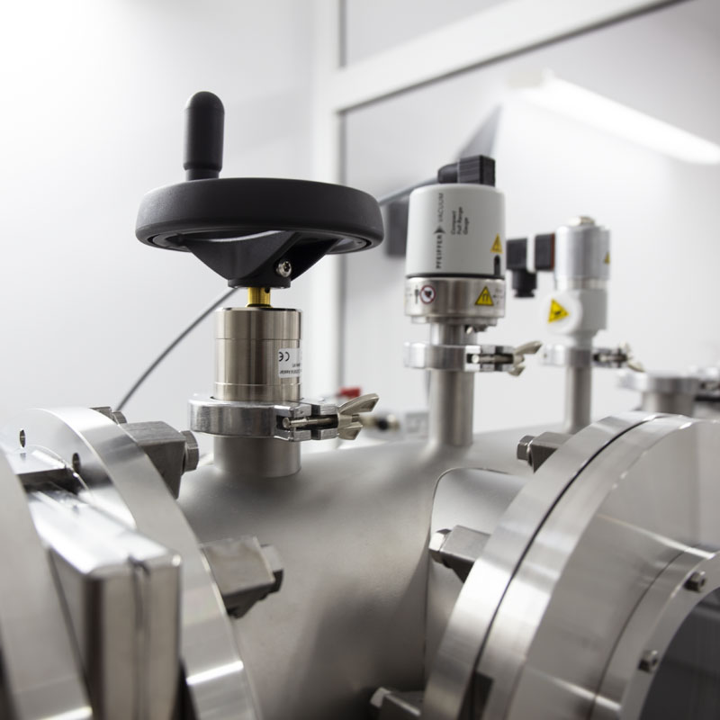 AVK 1000.5Y.LLS Automatic Vacuum Mass Comparator equipped with pumps and Load-Lock System